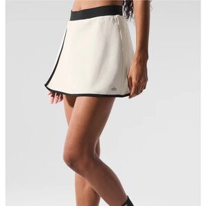 NWT Alo Airbrush Streamlined Skirt in Ivory/Black